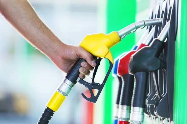 Akaryakıtta fiyat trafiği hız kesmedi: Motorinde önce 9,25 TL indirim, ardından 8,89 TL zam